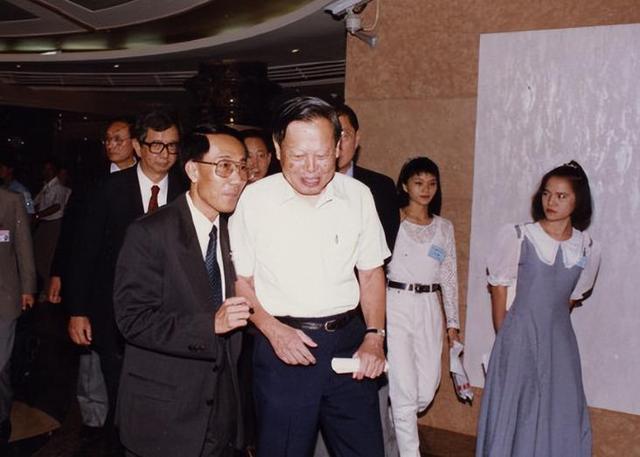 18年，杨振宁儿女从美国来看望父亲与翁帆，一家人在三峡其乐融融