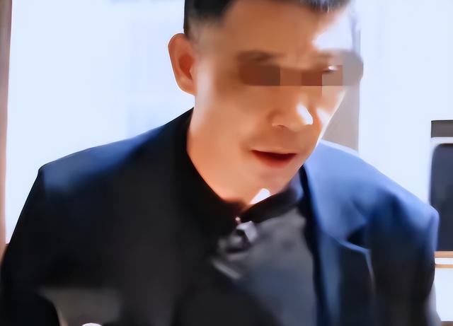 暴打母亲男家境曝光！拆迁户不差钱，老人常年不开心，邻居透露更多