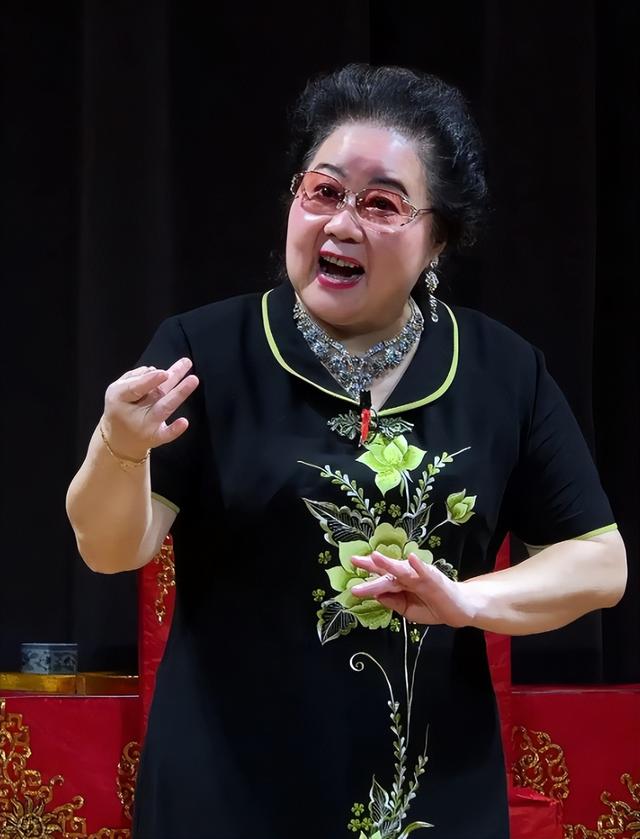 吃里爬外，永不回国？她带领30名演员选择留美，如今年过花甲归来