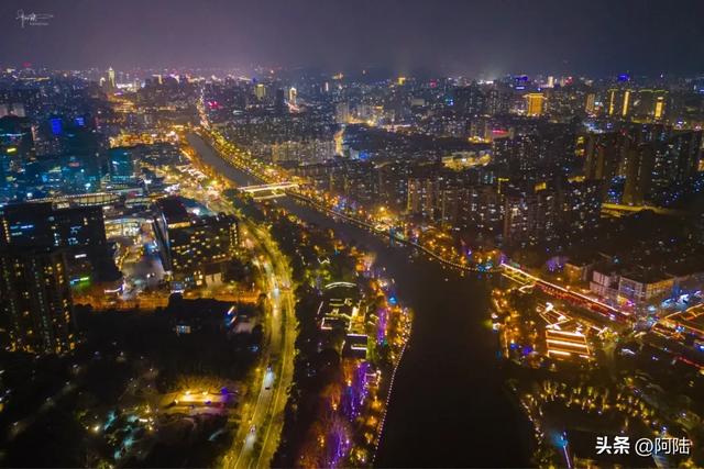 经历几十年的冷冷清清,杭州三河交汇处的老街终于变得熙熙攘攘