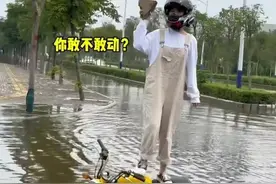 太搞笑了！两男子欲开车过去给女骑手呲水，走近一看，溜了溜了！图片