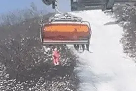 7点出发丨张家口一儿童从滑雪场缆车上坠落，当地回应：已送医！图片
