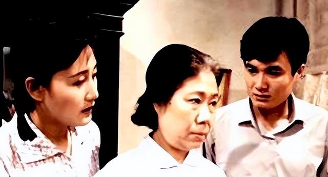 父亲是导演，母亲是老戏骨，62岁无儿无女，遗憾没让母亲当奶奶！