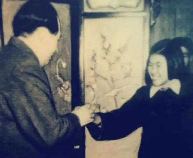 她纺织工人出身，1982年副国级，1987年正部级，2003年再次副国级