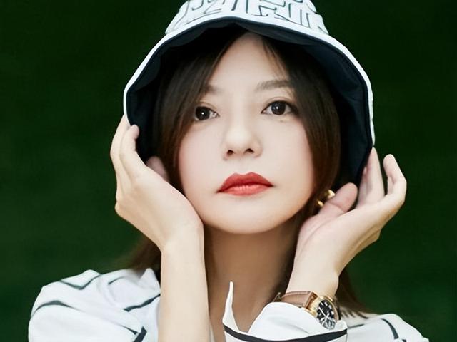 不是黄晓明！也不是马云！如今替赵薇收拾烂摊子的，竟是这个男人