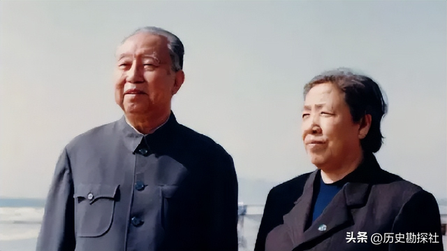 1961年，华国锋一家六口的合影，40岁的他长相周正，妻子端庄贤惠
