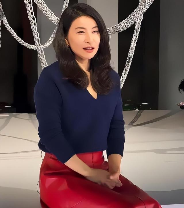 44岁郭晶晶北京出席活动，化淡妆留卷发贵气逼人，发言气场超强