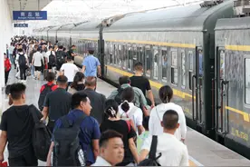 短途客流较大 国铁郑州局加开管内洛阳、南阳、开封等城市临客列车45趟图片