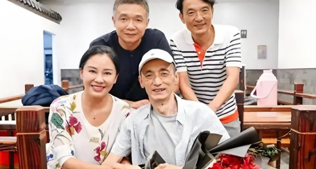 她是国家一级女演员，多次给丈夫戴绿帽，重病丈夫坐轮椅也不离婚