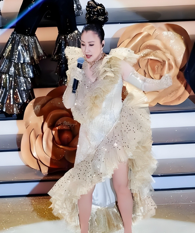 78岁连路都走不稳还开演唱会	，全网骂声一片，她却扬言回馈粉丝