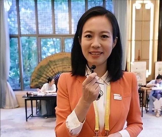 九三阅兵的解说原来是她！沉稳大气端庄漂亮，如今47岁仍未婚单身