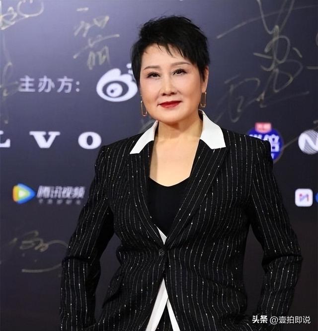 恶心一幕出现了！张凯丽因不得体穿搭被热议，刘晓庆的话得到印证