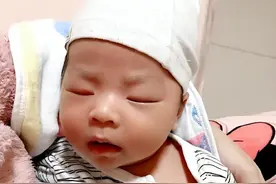 新生儿一觉睡7个小时不是好事？新生儿每次吃奶间隔多久合适？图片