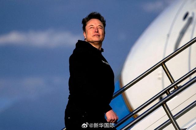 马斯克承诺明年实现特斯拉人形机器人“擎天柱”量产，希望其售价在2万至3万美元