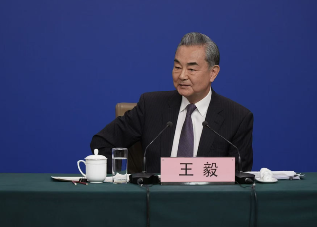 王毅外长立下大功，用美国最意想不到的方式，中国接下了“战书”