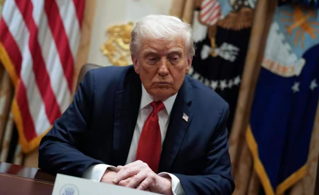 太炸裂了！特朗普是真急了，竟主动公布访华行程，并送上一份厚礼	，中方的回应，只有9个字