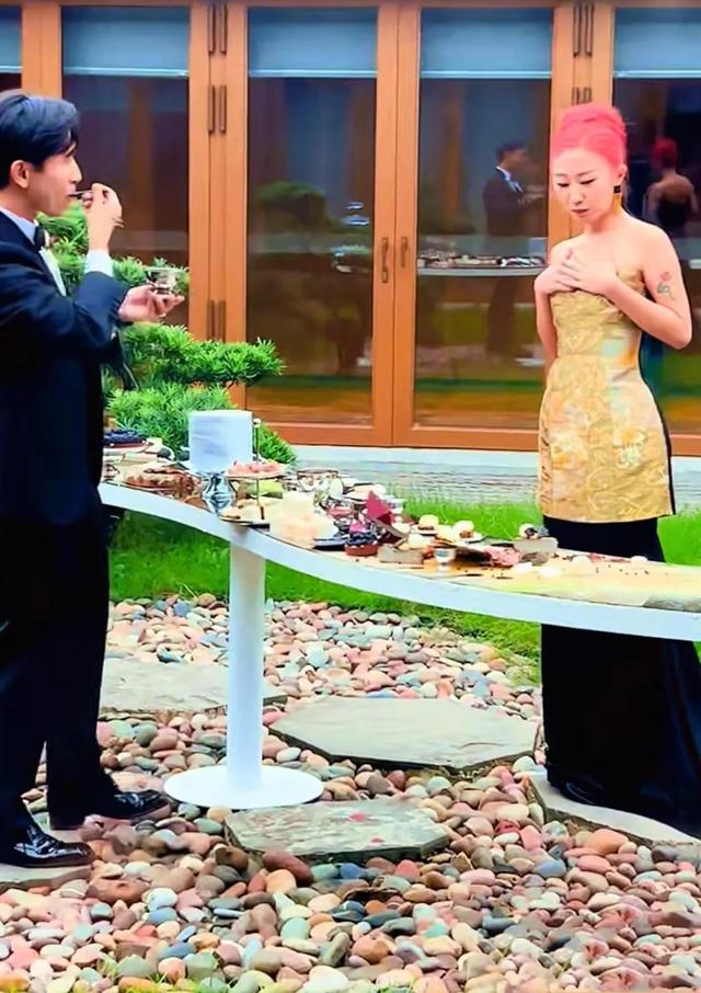 演都不演了！刘欢女儿大婚不到24小时，恶心的一幕出现了