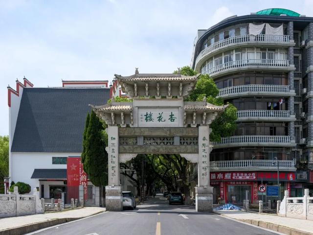 今年国庆，为什么是这座城拿了爽文剧本？