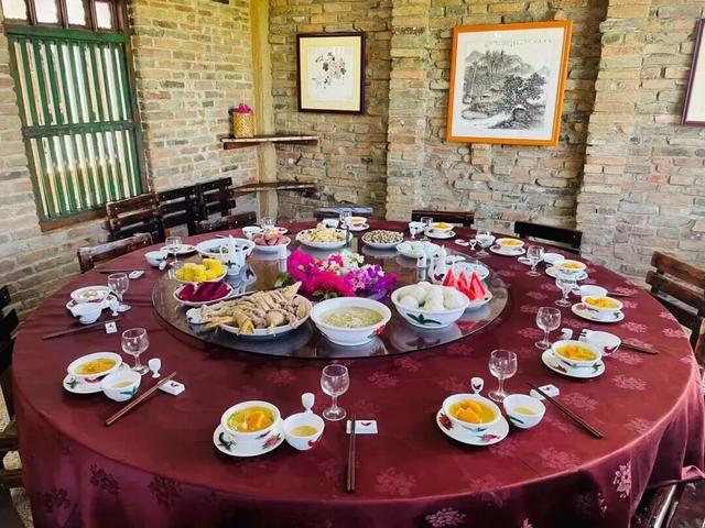 万宁溪边村：邂逅三角梅下的书香悠闲时光