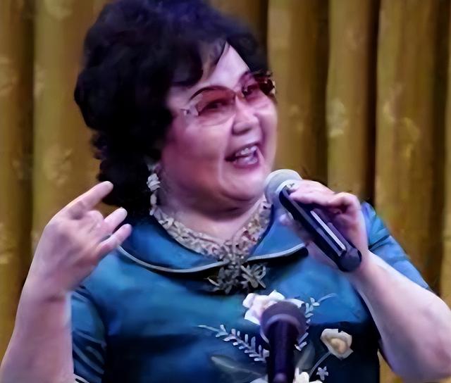 吃里爬外，永不回国？她带领30名演员选择留美，如今年过花甲归来