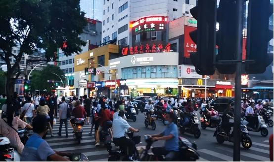 美国人评论亚洲街道：日本干净，印度脏乱，而中国只用4个字形容