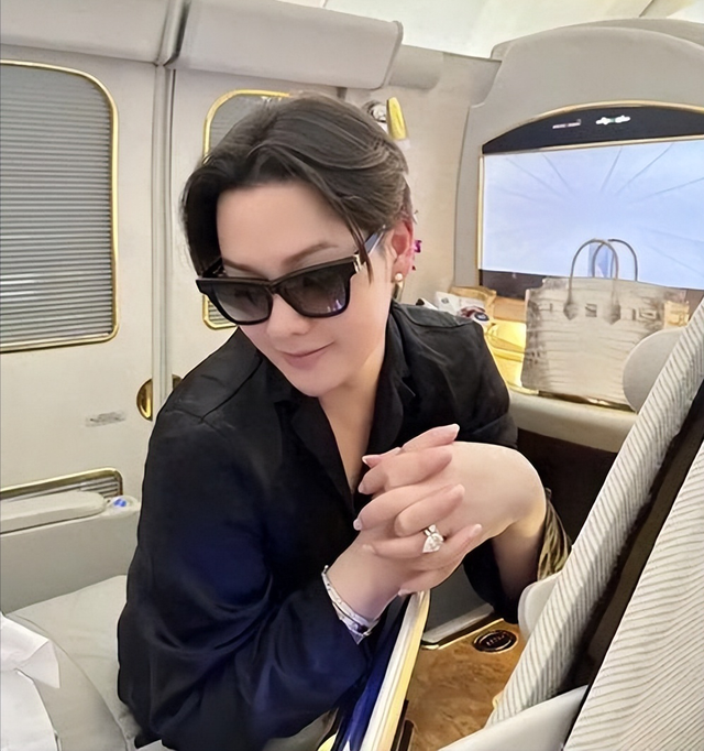 人民日报怒批！炫富、偷税749万、跑国外	，现又来“割内地韭菜”