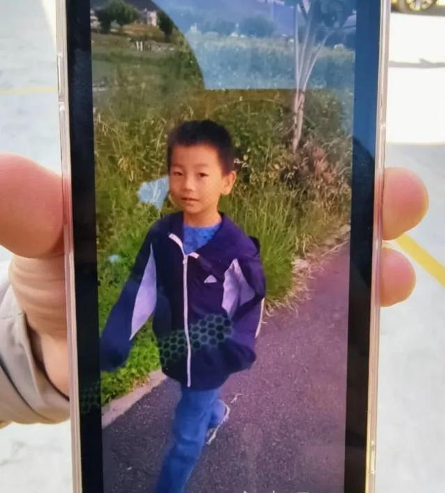 7岁男孩云南苍山失踪20多个小时，知情者称男童来自北京，所参加夏令营当天有7名儿童4名带队老师