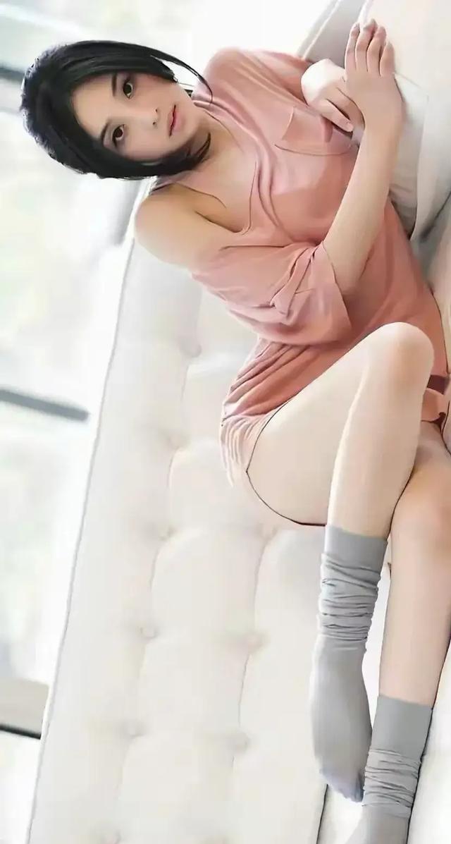 张含韵的奶欲更勾人，36岁依旧童颜，身材却饱满成熟韵味满满