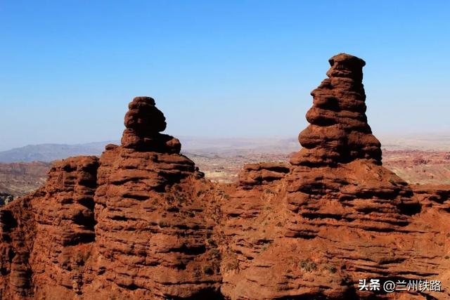 #“我的铁路风景”故事汇#丹霞如火，动车驶过侏罗纪时光