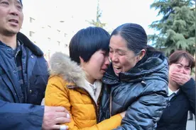 92年河南警察女儿被拐，苦寻23年无果，结果发现女儿被同事带走图片