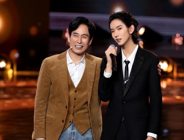 54岁凭央视大剧一夜爆火，如今又父子同台飙戏，17岁儿子比他还帅