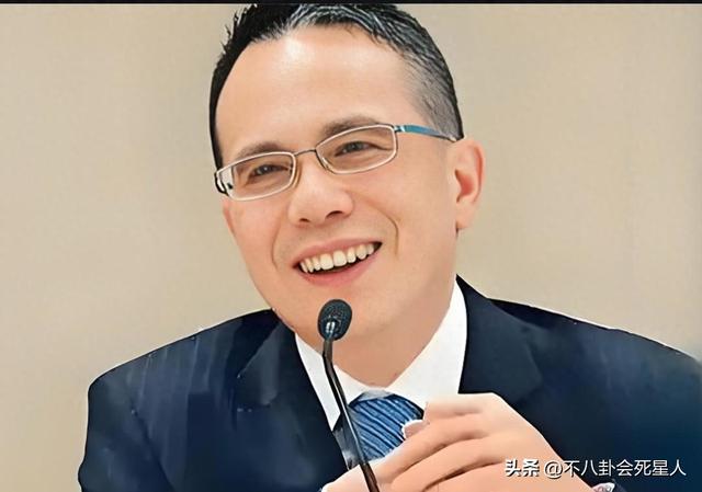 香港四大家族没落：李嘉诚父子撤退，郑裕彤儿子负债李兆基家躺平