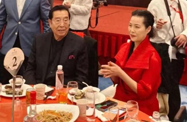 一月5万还不够花？86岁李双江仍在县城接商演，一旁轮椅惹人心疼