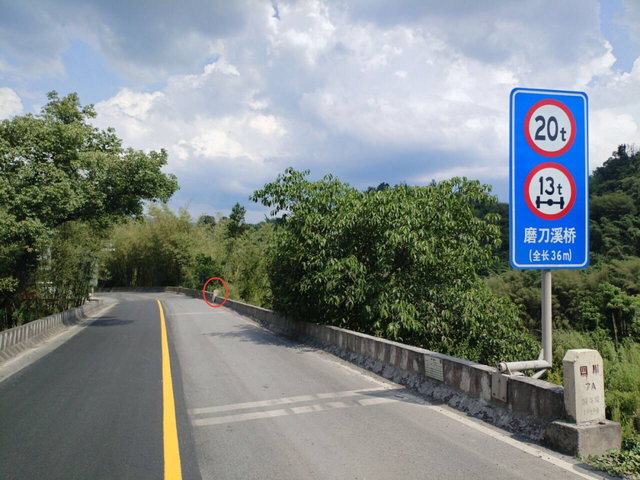 沿合（江）习（水）公路，跨越川黔边界