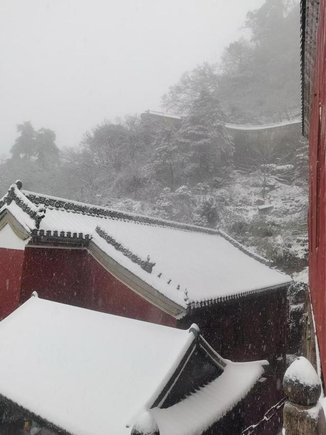 武当山迎今冬瑞雪 10厘米积雪绘就冰雪秘境