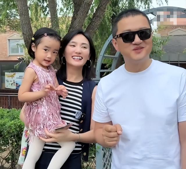李亚鹏官宣离婚！欠4.5亿债租房三年，和好友阿那亚聚会满脸笑意