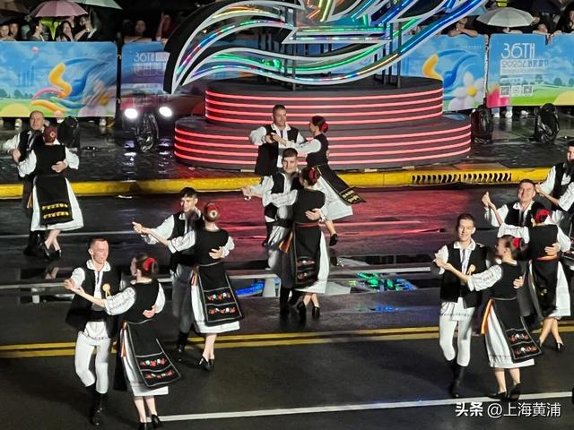 今夜，外滩成为了欢乐的海洋