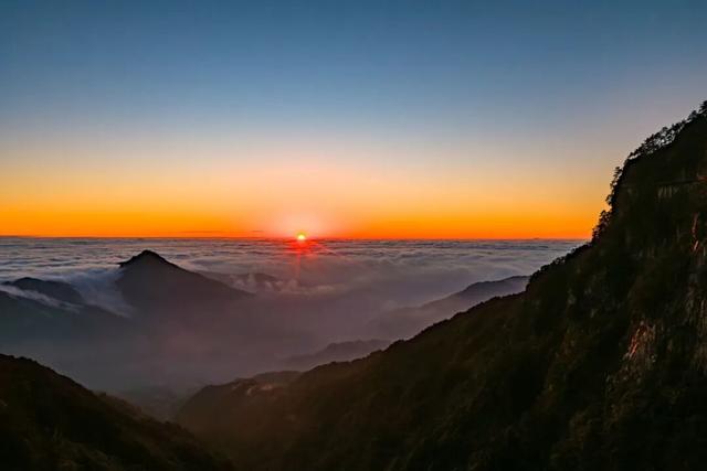 11月5日实拍！一起来看明月山超震撼云海日出奇观！