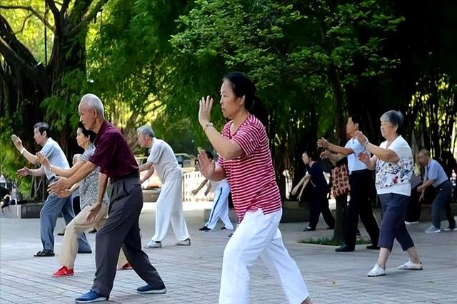 早上坚持锻炼，能长寿？医生：3个“害人”的运动，很多人还在做