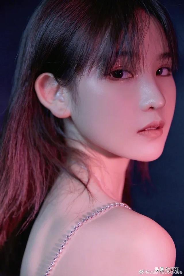 英国校花洛嘉琪生图流出，网友狂呼：人间仙女下凡啦！