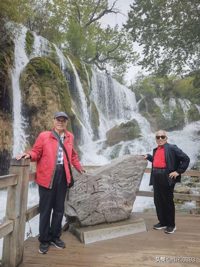 丁怀华：《神奇九寨沟 人在画中游》