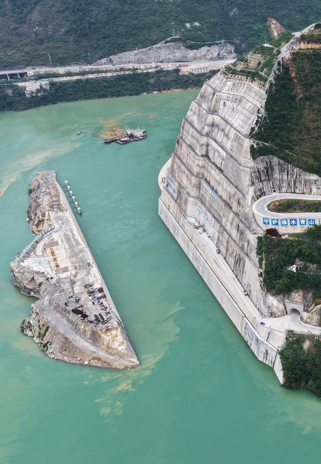 武隆：乌江白马航电枢纽二期围堰截流忙