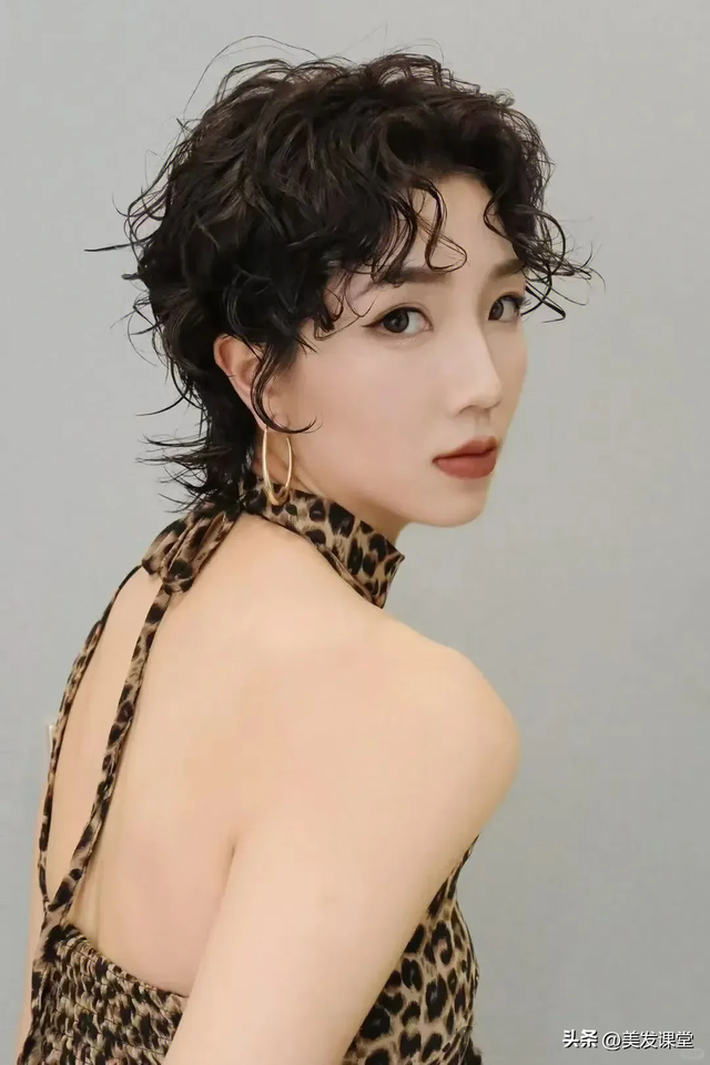 三种很流行的女生烫发发型， 慵懒蓬松很优雅，极具高级感