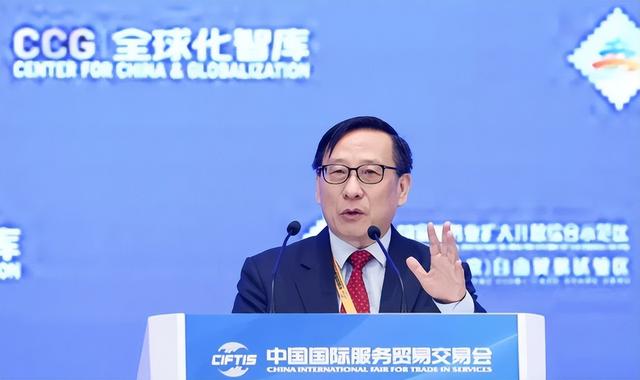加拿大军舰护航，100多艘菲船挑衅，中国专家一招破敌，菲方哑火
