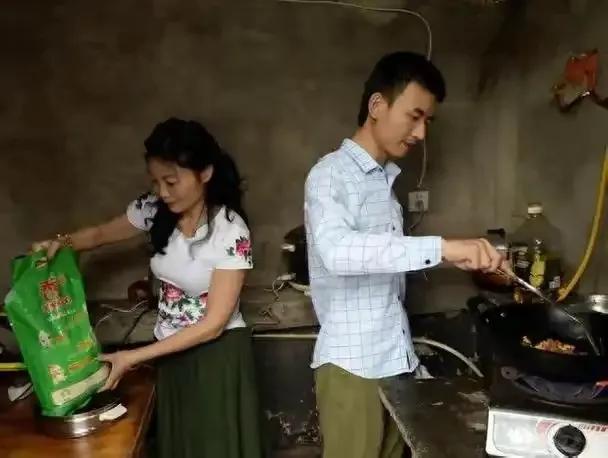 9年前，重庆23岁男孩娶46岁大妈，婚后不生孩子，如今怎样？