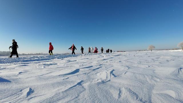黑河市冰雪狂欢季暨“冰超”黑蒙极寒穿越挑战赛在嫩江盛大启幕