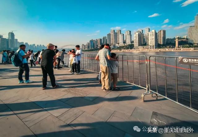 一组“进一步开放了”的重庆朝天门广场美图，“亲水”就不要想了