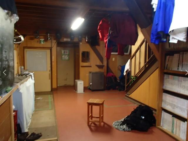 日本一网友登山后夜宿山顶,随手一张照片引爆日网:离谱又震撼…