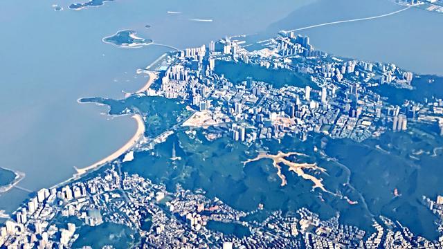 从飞机窗外高空俯瞰深圳和珠海，真的太漂亮了！