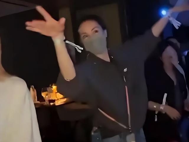 王菲也没想到，自己的现任男友谢霆锋，竟走上了和李亚鹏一样的路